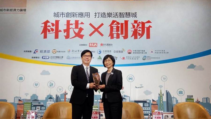 （東元集團(tuán)董事長(zhǎng)邱純枝5日從行政院副院長(zhǎng)陳其邁手中，接下臺(tái)灣智慧城市發(fā)展協(xié)會(huì)頒發(fā)智慧城市卓越貢獻(xiàn)獎(jiǎng)。圖／東元集團(tuán)提供）